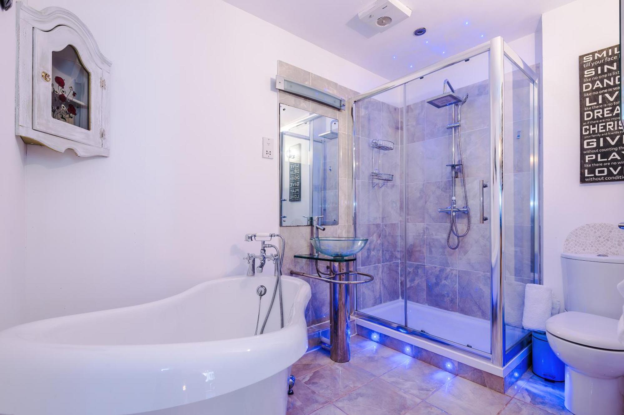 Central Northern Quarter Two Bedroom Apartment แมนเชสเตอร์ ภายนอก รูปภาพ
